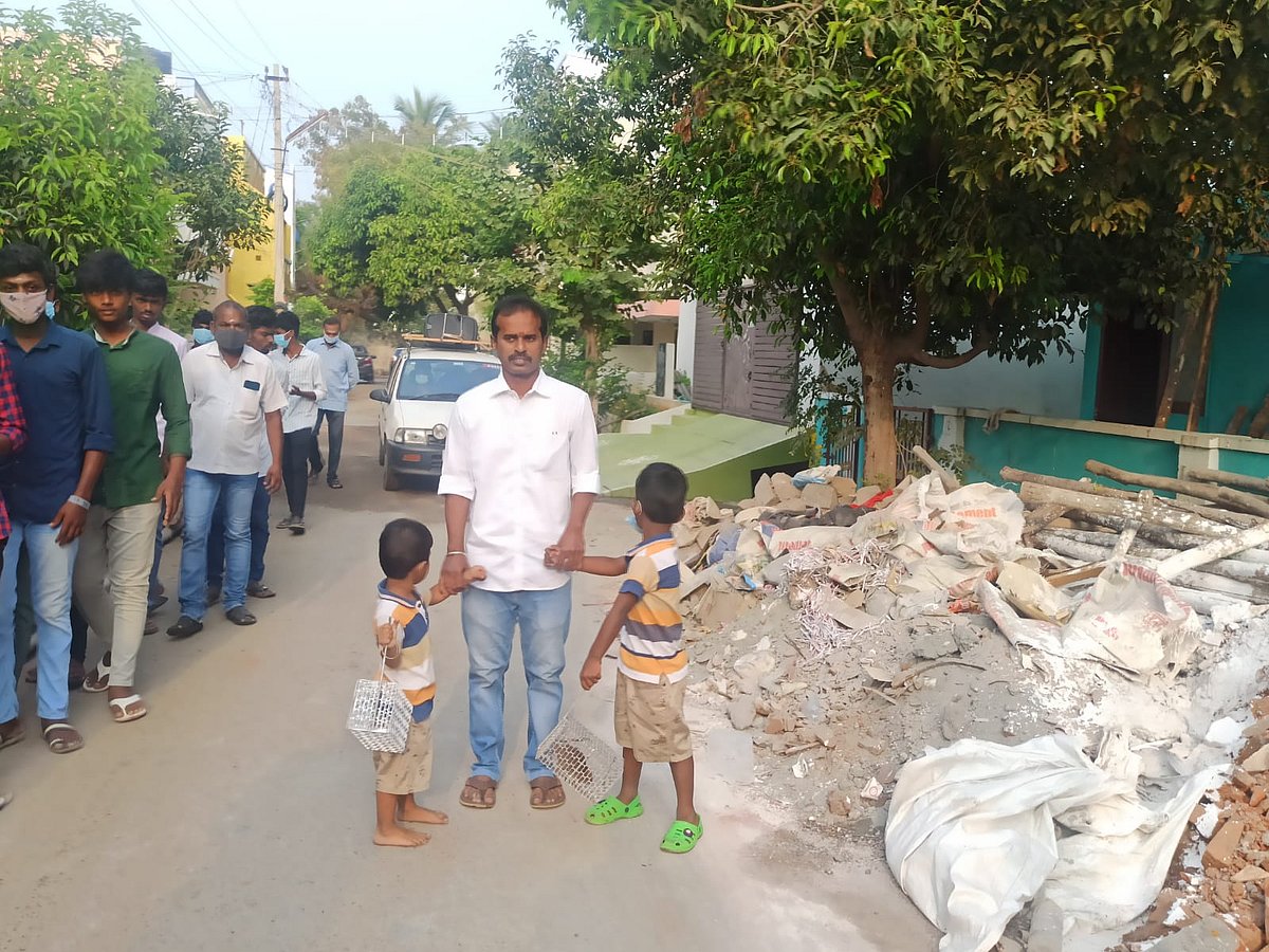 ``ஒரு கோடி கொசுக்களையும், ஆயிரம் எலிகளையும் ஒழிப்பேன்'' - சுயேச்சை வேட்பாளர் நூதன முறையில் பிரசாரம்!