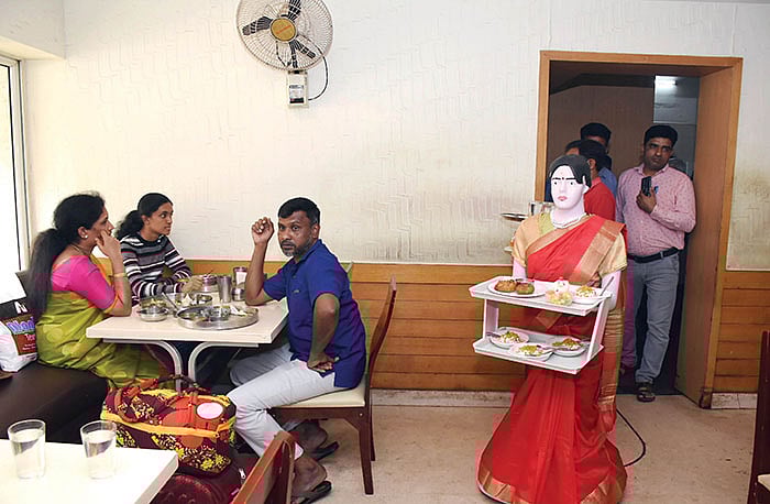 `அண்ணனுக்கு ஒரு ஊத்தப்பம்' வசனம் இனி ரோபோவின் குரலில் ஒலிக்கும்; மைசூர் ஹோட்டலின் அடடே ப்ளான்!