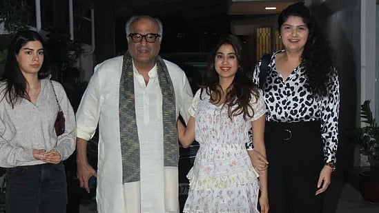 மூன்று மகள்களுடன் 'வலிமை' படத்தைப் பார்த்த போனி கபூர்! நெட்டிசன்கள் பகிர்ந்த கமென்ட்!