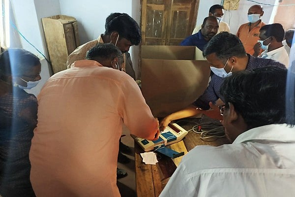 நெல்லை: வாக்குப்பதிவு இயந்திரத்தில் கோளாறு! - ஒரு மணி நேரத்துக்கும் மேலாக வாக்குப்பதிவு நிறுத்தம்