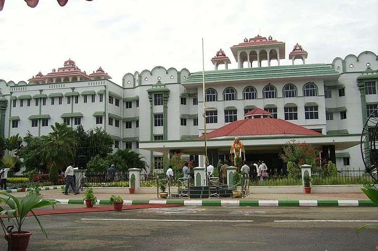 ஃபிளெக்ஸ் விழுந்து மனைவி பலி; கணவர் தொடர்ந்த வழக்கில் அரசுக்கு நோட்டீஸ்!