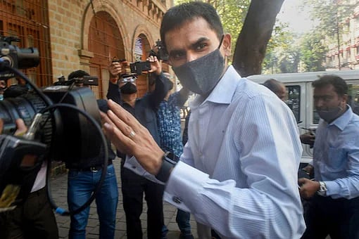 பீர் பார் லைசென்ஸ் ரத்து... துறை மாற்ற நடவடிக்கை; ஆர்யனைக் கைதுசெய்த அதிகாரி சமீருக்கு சிக்கல்!  