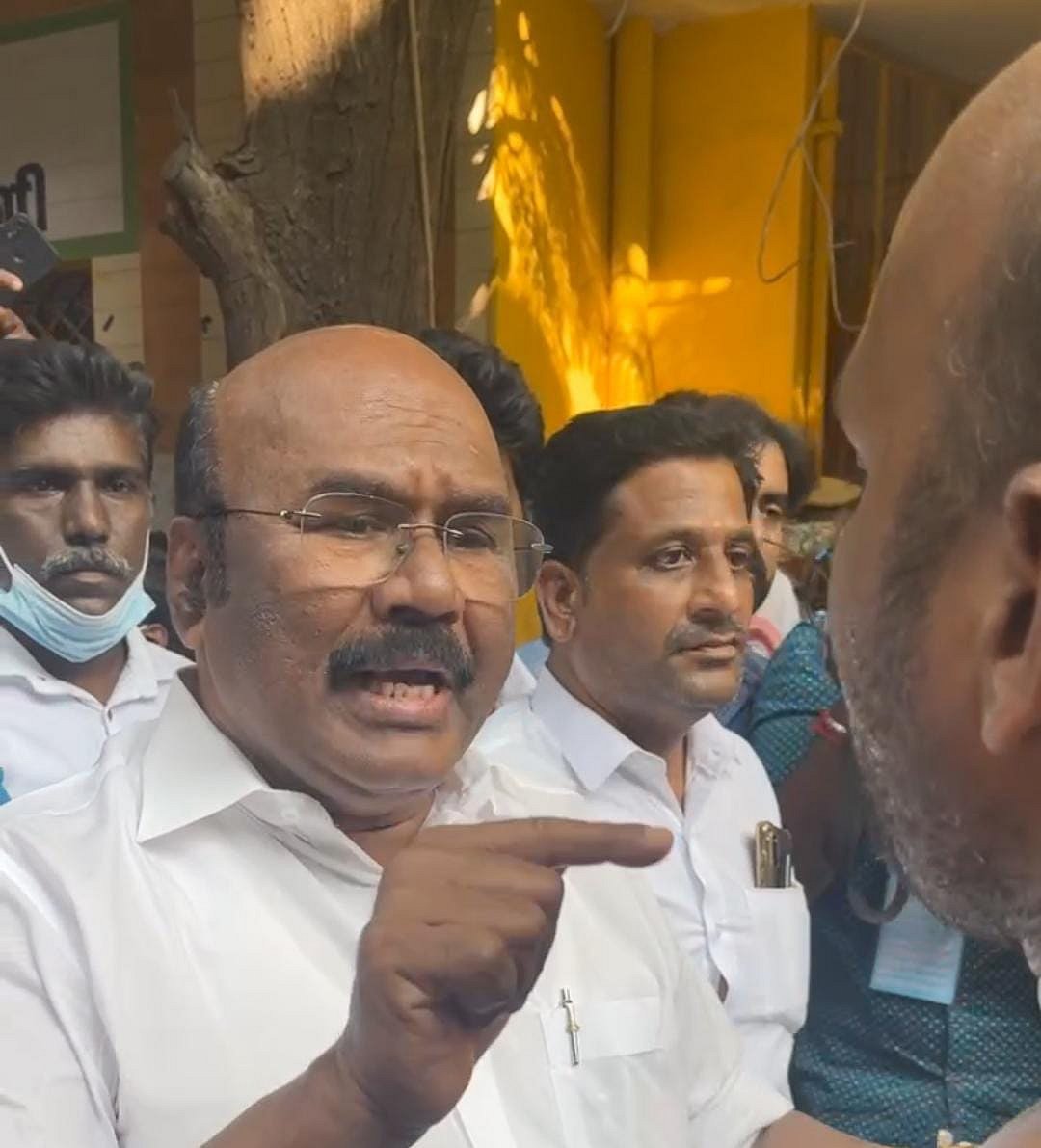 கள்ள வாக்கு விவகாரம்: சட்டையைக் கழற்றி இழுத்துச் சென்ற ஜெயக்குமார் - சர்ச்சையும், விளக்கமும்!