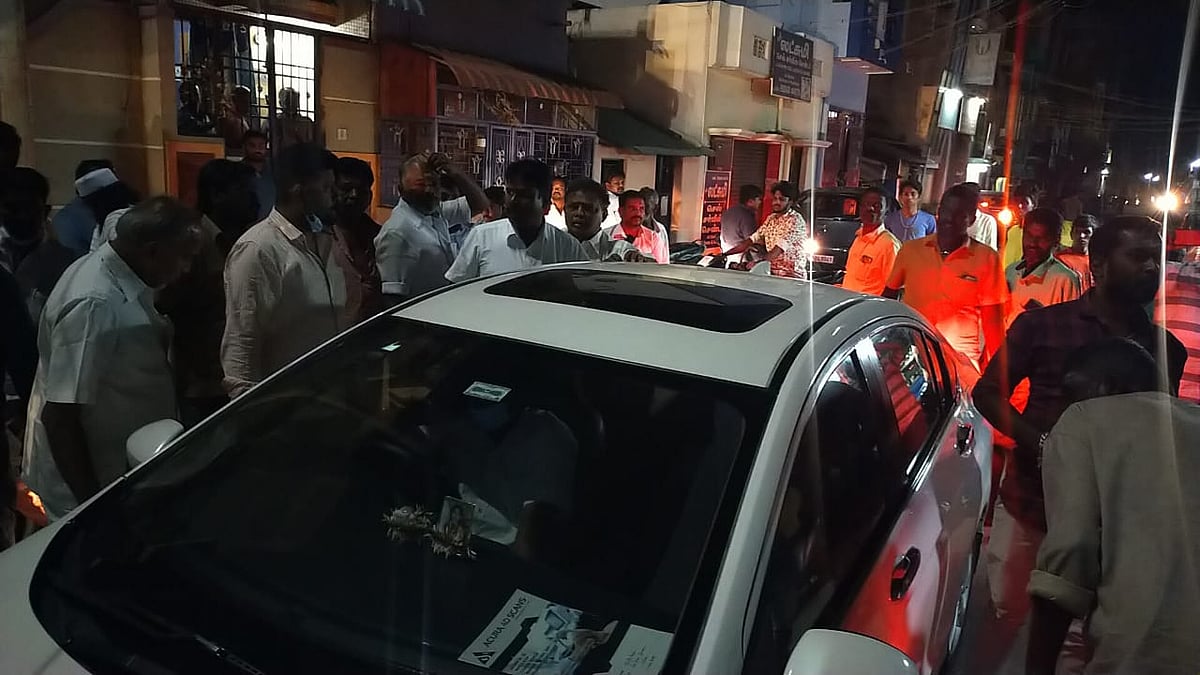 ஒபிஎஸ் சகோதரர் மகன் காரை சிறைபிடித்த திமுகவினர்! - வேட்பாளர்களுக்கு வேட்டி, சேலை வழங்கினாரா?!