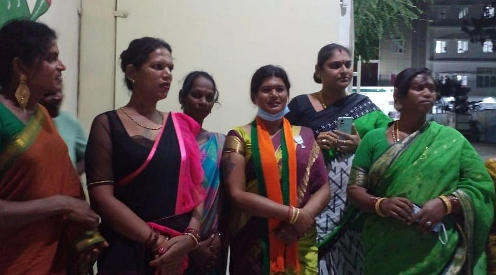 `சமூக சேவை செஞ்சுட்டு இருந்தேன்... இனிமே மக்கள் சேவை செய்வேன்!' - தேர்தல் களம்காணும் திருநங்கை