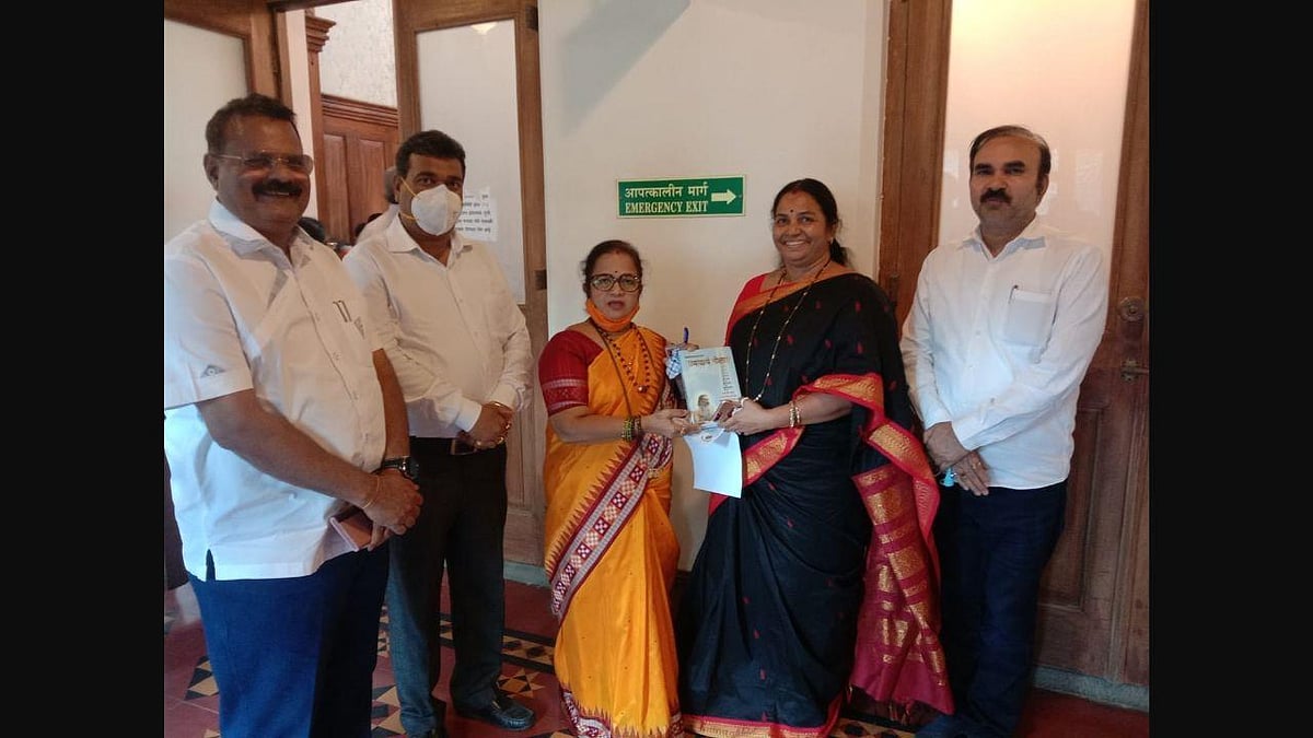 மும்பை: `மாநகராட்சி பள்ளிகளில் பகவத்கீதை வாசிக்கப்பட வேண்டும்' - பாஜக மனு!