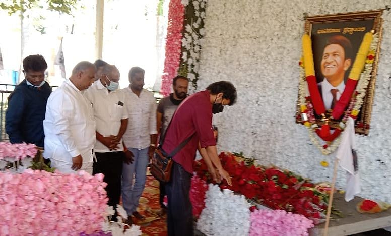 புனித் ராஜ்குமார் நினைவிடத்தில் வரிசையில் நின்று அஞ்சலி செலுத்திய விஜய்! | Video