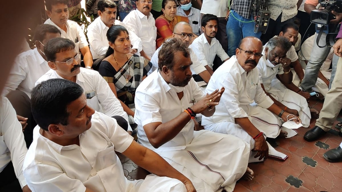 ``வெளியூர்ல இருந்து கத்தி, பிளேடு பொருள்களோட குண்டர்கள இறக்கிருக்காங்க!” - கொதிக்கும் வேலுமணி