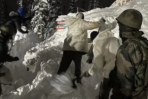 அருணாச்சலப் பிரதேசம்: பனிச்சரிவில் சிக்கிக்கொண்ட 7 இந்திய ராணுவ வீரர்கள் - மீட்புப் பணிகள் தீவிரம்! 