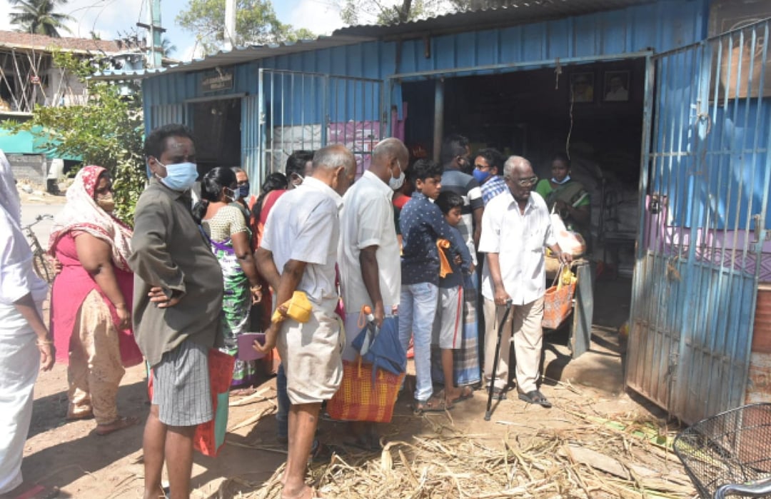 மயிலாடுதுறை: ரேஷன் கடைகளில் சர்வர் பிரச்னை - பொருள்கள் பெறமுடியாமல் பொதுமக்கள் அவதி!