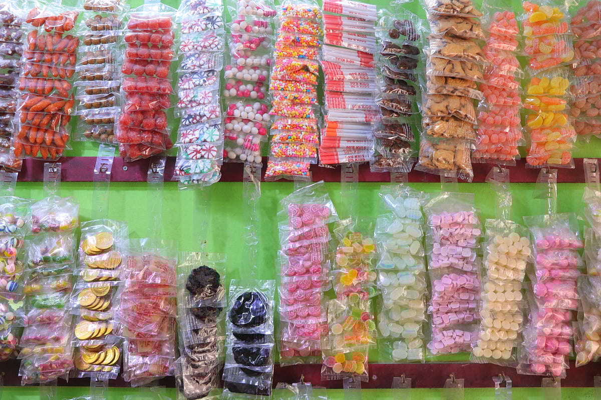 70 வகை மிட்டாய்கள், 200 விதமான விளையாட்டுப் பொருள்கள் 90 -ஸ் கிட்ஸின் ஃபேவரைட் மிட்டாய்கடை!