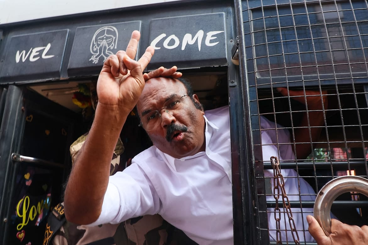 `முன்னாள் அமைச்சர் ஜெயக்குமாருக்கு நில அபகரிப்பு வழக்கிலும் ஜாமீன்!'- உயர் நீதிமன்றம் உத்தரவு