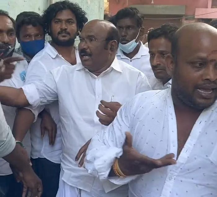 திமுக பிரமுகர் மீது தாக்குதல்: முன்னாள் அமைச்சர் ஜெயக்குமார் உட்பட 40 பேர் மீது வழக்கு பதிவு!