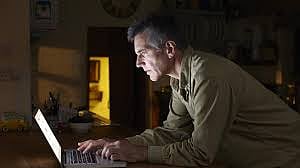 இறந்து போன வாடிக்கையாளரின் வங்கிக் கணக்கிலிருந்து ரூ.1.29 கோடியை அபகரிப்பு - அதிர்ச்சி சம்பவம்