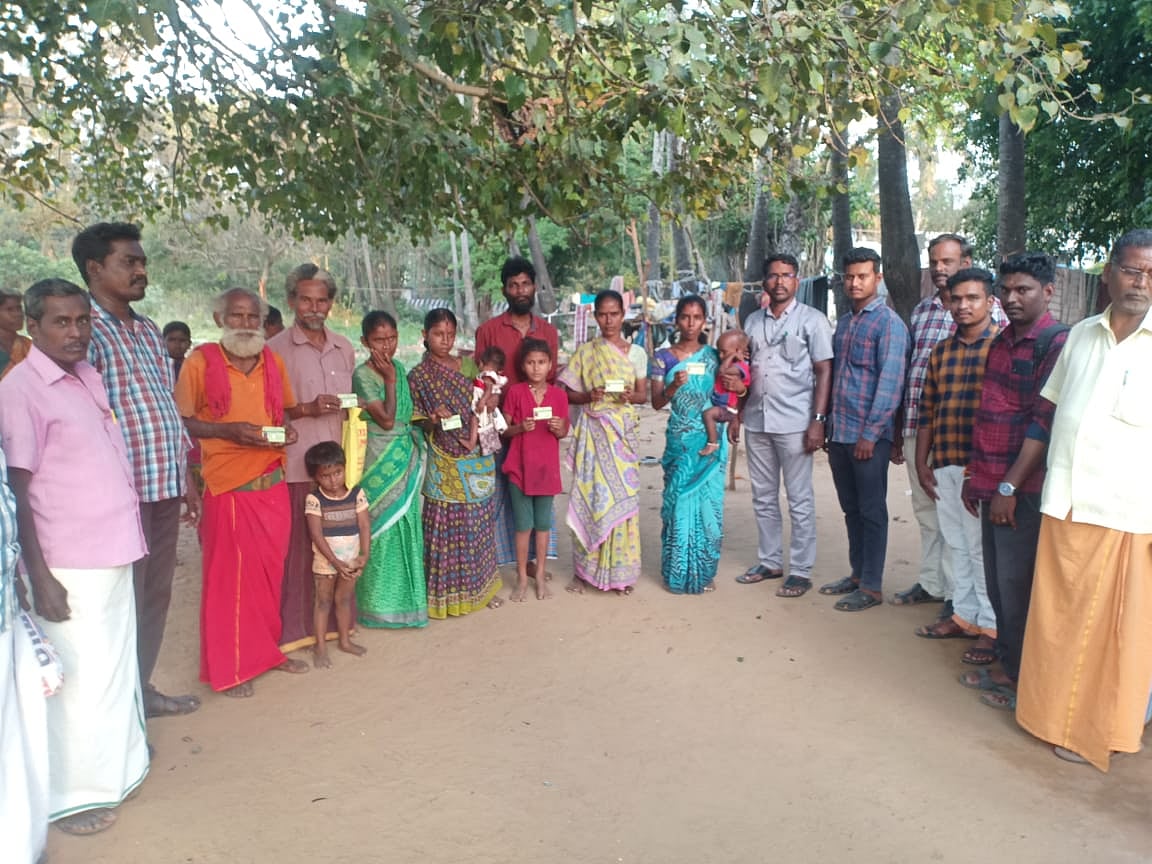 பழங்குடி மக்களின் நீண்ட கோரிக்கை... குடும்ப அட்டை, ஆதார் அட்டையை நேரில் வழங்கிய அதிகாரிகள்!