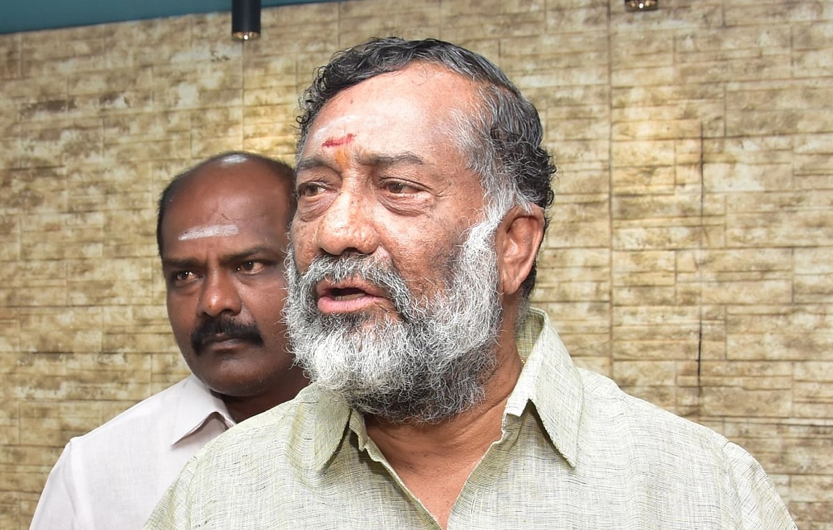 ``சசிகலாவால் தான் அதிமுக-வைக் காப்பாற்ற முடியும்