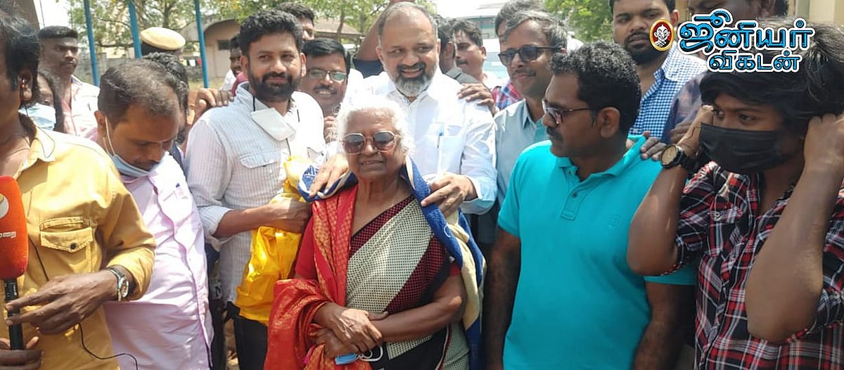 பேரறிவாளன் ஜாமீனில் வெளியே வந்தார்.