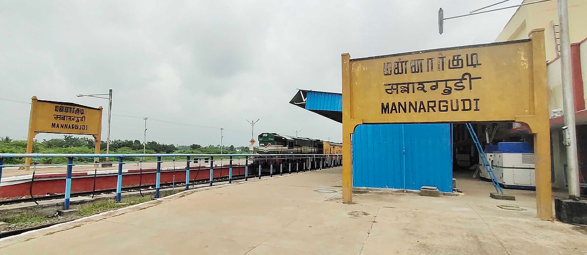 மன்னார்குடி: இளம்பெண் விஷம் அருந்தி தற்கொலை; பேருந்து ஒட்டுநர் கைது - நடந்தது என்ன ? 