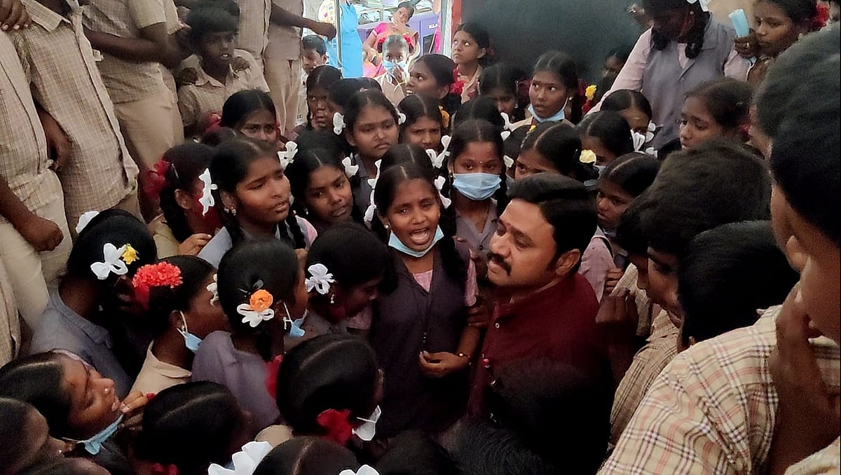 ``எங்களை விட்டு போகாதீங்க சார்..!