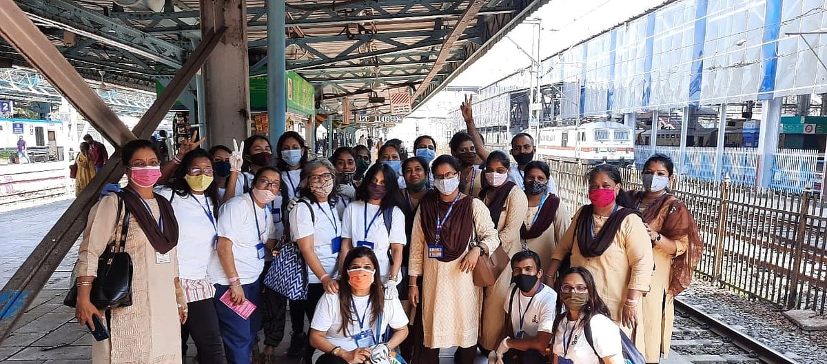 `வீட்ல இதுக்கு டைம் இல்ல; அதான்..!'- மும்பை புறநகர் ரயில் பயணத்தில் யோகா செய்யும் பெண்கள்