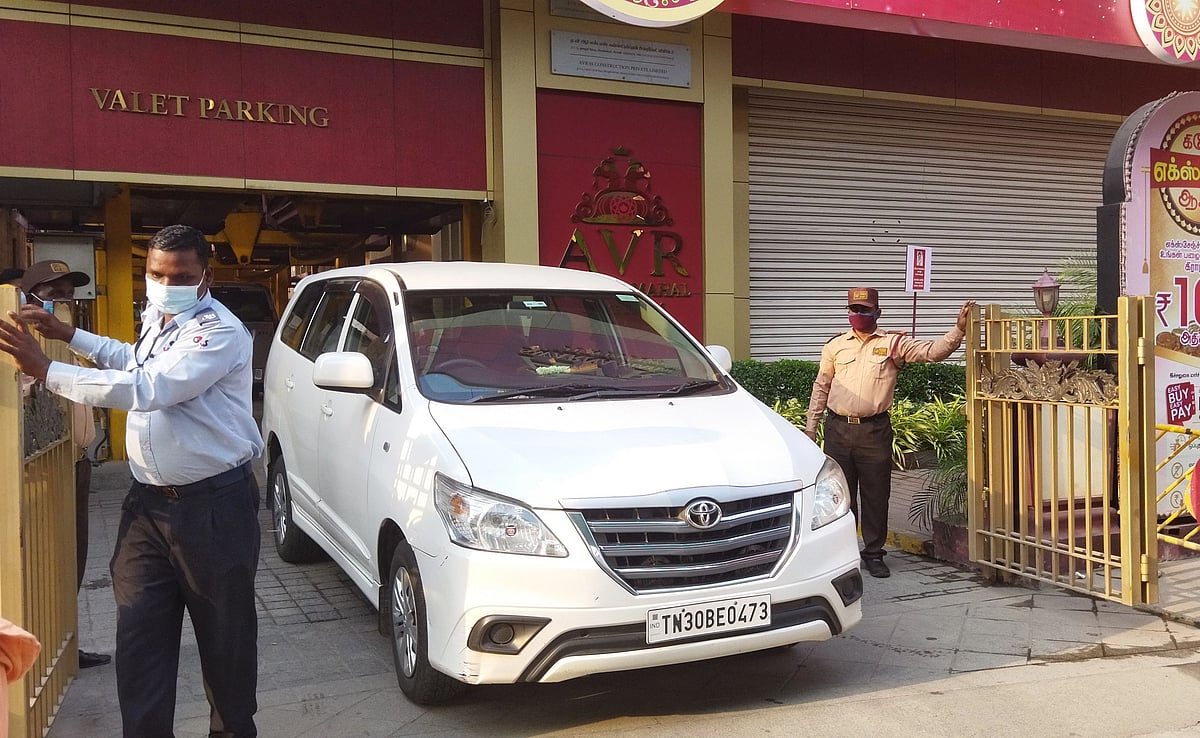 சேலம்: நகைக்கடைகள், அரசு அதிகாரிகள் வீடு என 6 இடங்களில் லஞ்ச ஒழிப்புத்துறையினர் சோதனை!