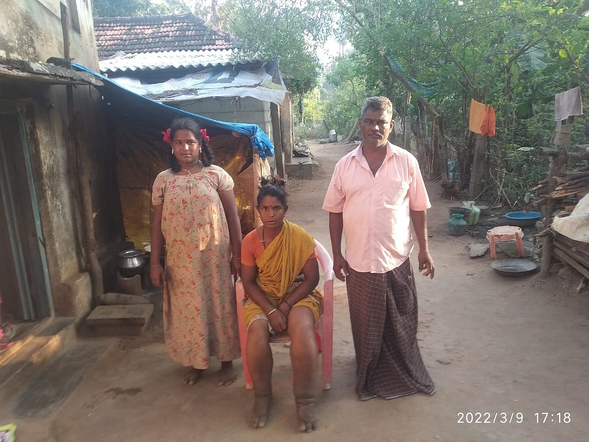 வீங்கிய கால்கள்; குடும்பத்தைக் காக்க 26 வருட பயணம்; சிகிச்சைக்கு பணமின்றித் தவிக்கும் முத்துமாரி!