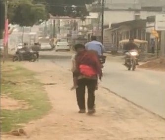 இறந்த மகளின் உடலைத் தோளில் சுமந்து  கொண்டு 10 கி.மீ நடந்தே சென்ற தந்தை! - விசாரணைக்கு உத்தரவு