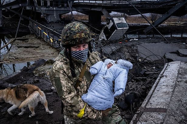 கையில் குழந்தையுடன் இராணுவ வீரர்; சுற்றிலும் போரின் சிதிலங்கள்; உக்ரைன் கோரக் காட்சிகள்!