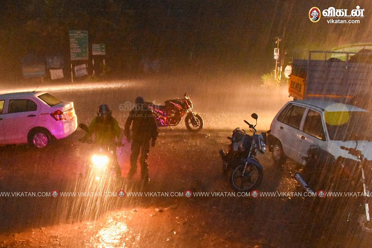 நீலகிரி: இரவில் கொட்டித் தீர்த்த கனமழை; வீடுகளுக்குள்‌ சூழ்ந்த வெள்ளம்!