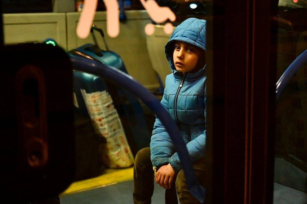 `தாய் கூறிய ஒரு வார்த்தை...' - உறவினருக்காக 1,000 கி.மீ தன்னந்தனியாகப் பயணித்த உக்ரைன் சிறுவன்!