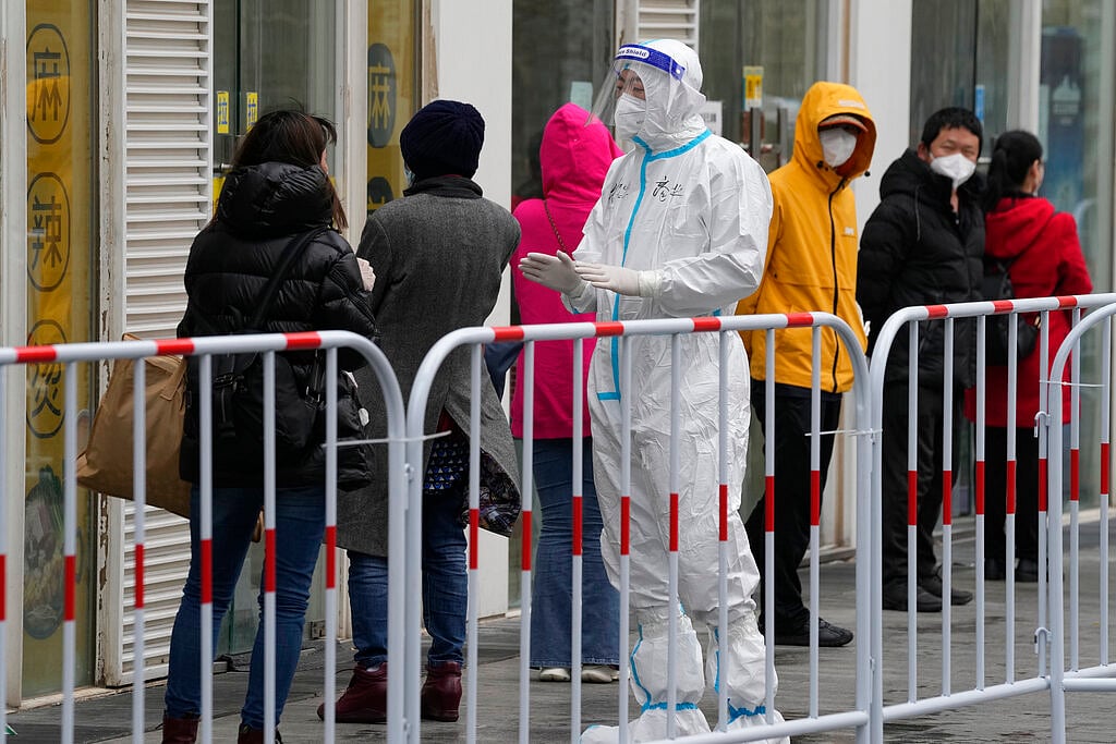 அதிகரிக்கும் கொரோனா; பல பகுதிகளில் மீண்டும் ஊரடங்கு; என்ன நடக்கிறது சீனாவில்?