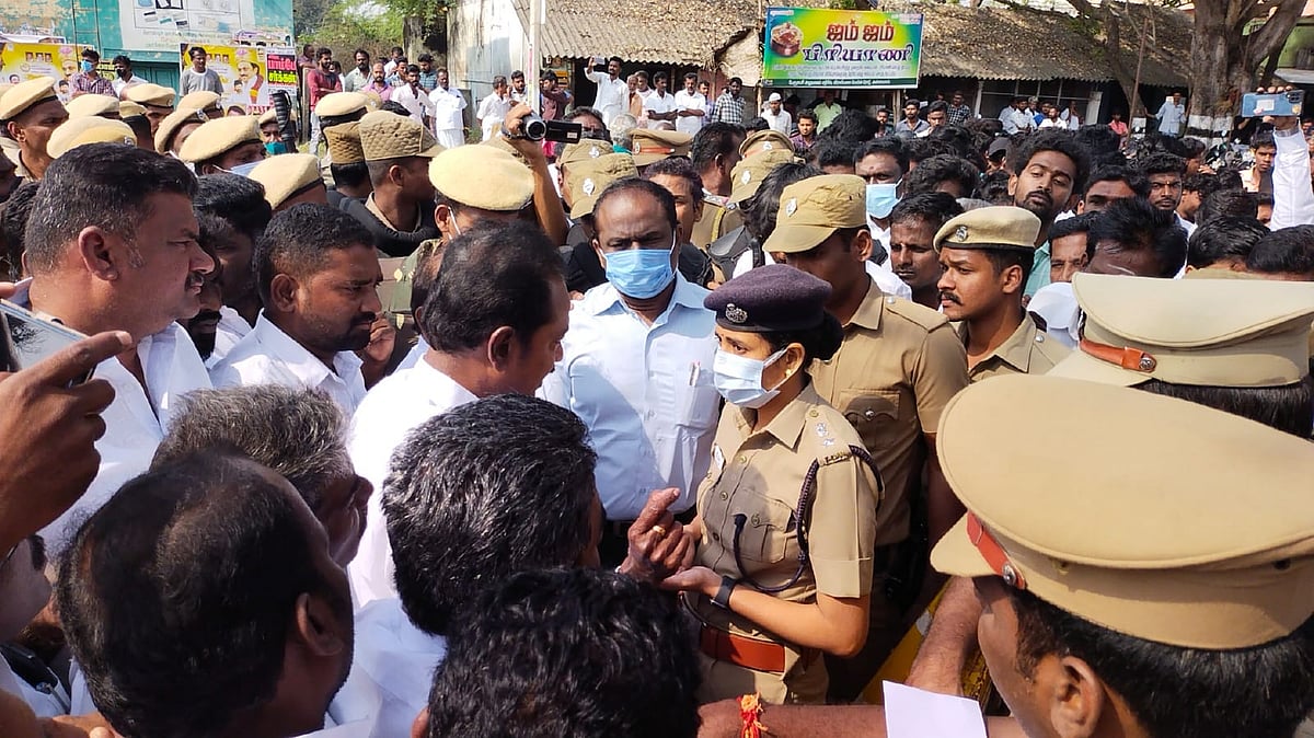 போராட்டம், கல்வீச்சு, தடியடி; திமுக-வினரின் களேபரங்களுக்கு மத்தியில் அன்னவாசலை கைப்பற்றியது அதிமுக!