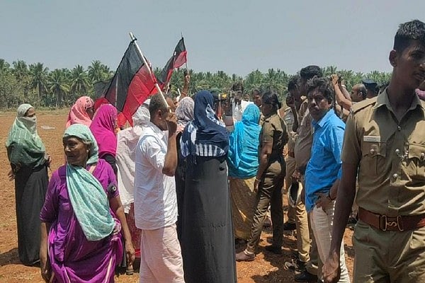 விவசாய நிலங்கள் வழியாக நான்கு வழிச்சாலை பணி; தி.மு.க கொடியுடன் போராட்டத்தில் ஈடுபட்ட விவசாயிகள்!