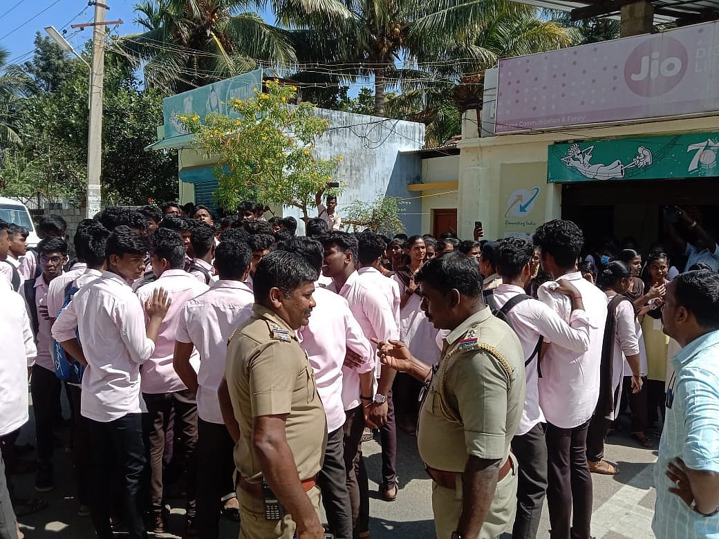 `குட் நைட் ரொமாண்டிக் சிலீப்' - கல்லூரி மாணவிகளுக்கு மெசேஜ் அனுப்பிய பேராசிரியர் மீது வழக்கு!