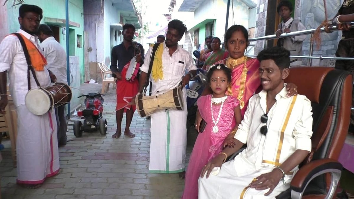 திண்டுக்கல்: சிலிக்கானில் தாய்மாமன் சிலை; மடியில் அமர்த்திக் குழந்தைகளுக்குக் காது குத்திய பாசமலர்!