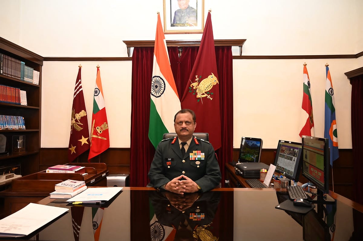 ராணுவ பயிற்சி கல்லூரி கமாண்டன்ட்டாக பொறுப்பேற்ற தமிழகத்தைச் சேர்ந்த லெஃப்டினன்ட் ஜெனரல்! -யார் இவர்?