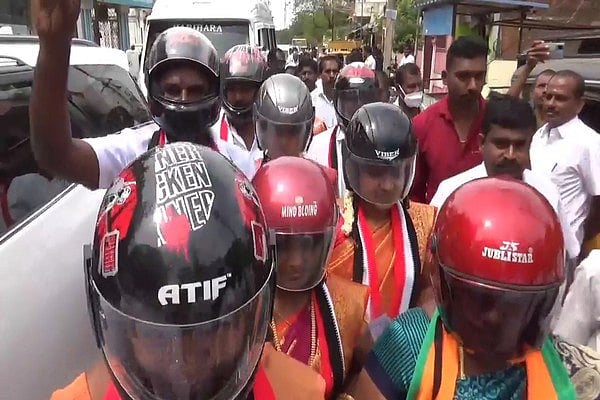 ஹெல்மெட் அணிந்து வந்த அதிமுக கவுன்சிலர்கள்!  - காரணம் தெரியுமா?!
