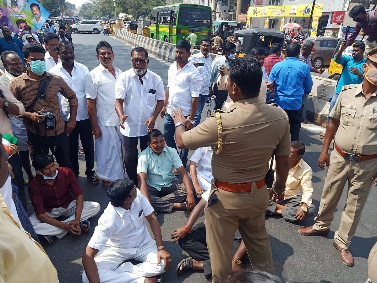 தேனி: தலைமையை மீறிய திமுக கவுன்சிலர்; கூட்டணி தர்மத்தை மீறியதாக காங்கிரஸ் தாக்கு! -நடந்தது என்ன?!