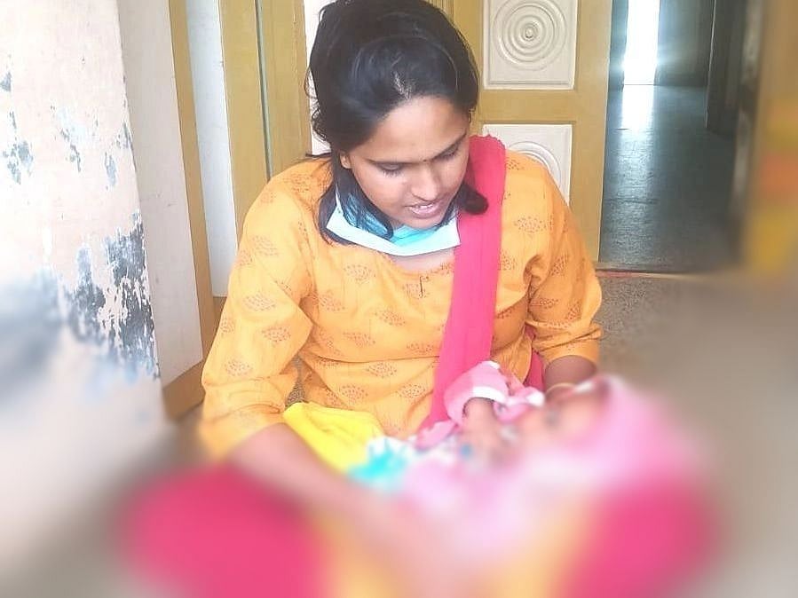 தாயை இழந்த குழந்தைக்குத் தாய்ப்பால் புகட்டும் மருத்துவர் மனைவி; வேலூர் நெகிழ்ச்சி!