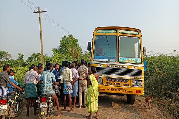 நெல்லை: லாரி மோதியதில் மேய்ச்சலுக்குச் சென்ற 37 ஆடுகள் பலி! - கதறிய விவசாயி