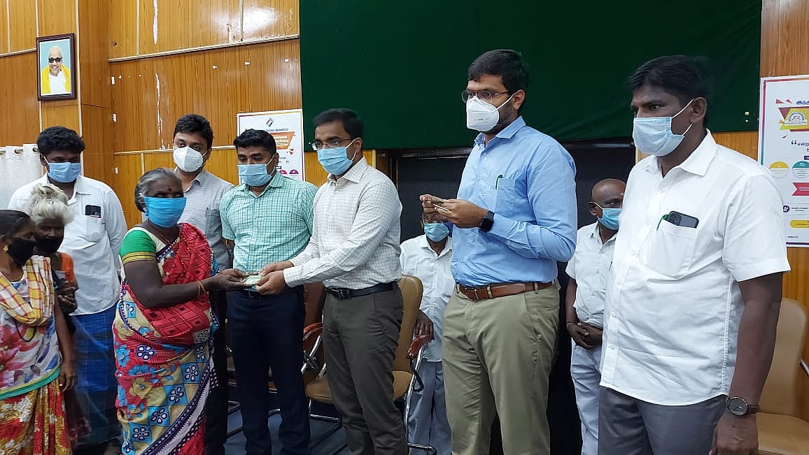 மூன்று தலைமுறைப் போராட்டம்; ஸ்மார்ட் அட்டை வழங்கிய ஆட்சியர் - மகிழ்ச்சியில் நாடோடியின மக்கள்