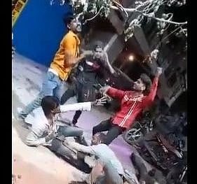 VIDEO: ஹோலி கொண்டாட்டம்... தன்னை தானே கத்தியால் குத்திக் கொண்ட இளைஞர் பலியான சோகம்