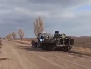 ரஷ்ய பீரங்கியை டிராக்டரில் கட்டி ஓட்டிச் செல்லும் உக்ரைன் விவசாயி - Viral Video