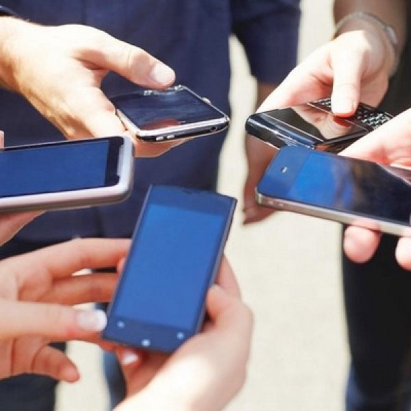 அதிகம் செல்போன் பயன்படுத்துறீங்களா? மூளை, கண், காது, தோல், இதயம்... பத்திரம்!