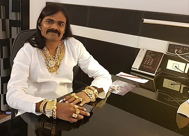 கர்நாடக பா.ஜ.க பிரமுகரை ஏமாற்றினாரா? - தன்னிலை வீடியோ வெளியிட்ட ஹரிநாடார் | hari nadar explains about his case charged in bangalore