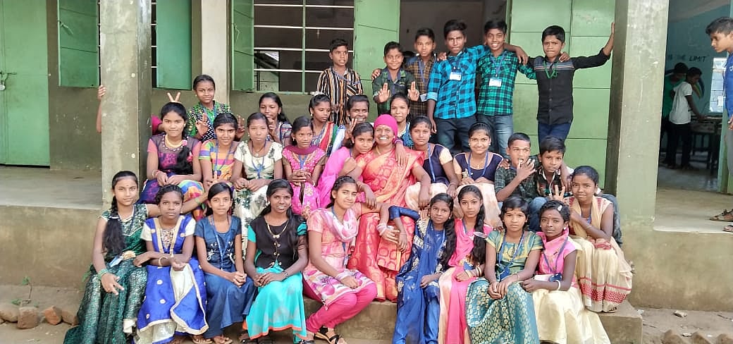 மாணவர்களுடன்  கலாவதி டீச்சர்