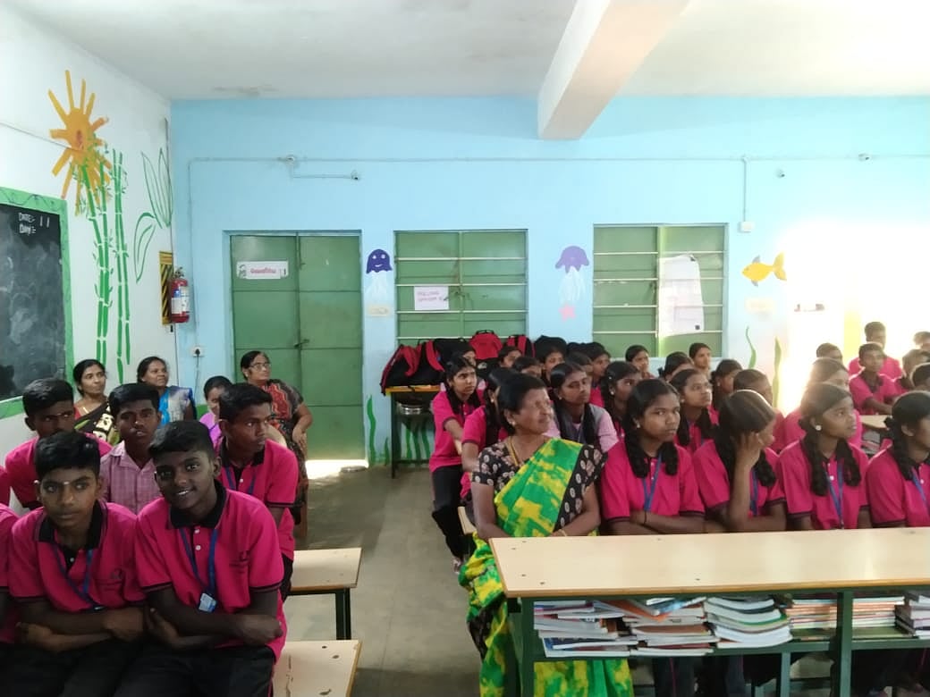 மாணவர்களுடன்  கலாவதி டீச்சர்