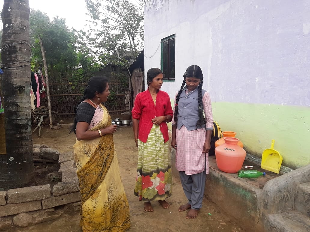 மாணவர்களுடன்  கலாவதி டீச்சர்.