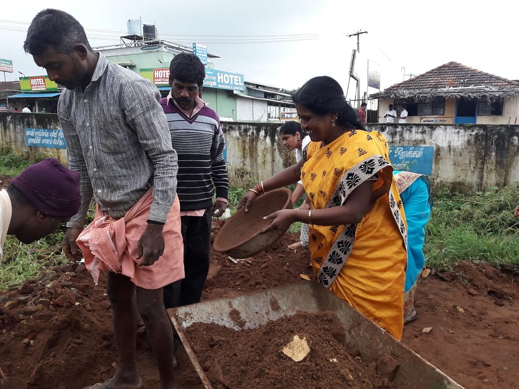 மாணவர்களுடன்  கலாவதி டீச்சர்