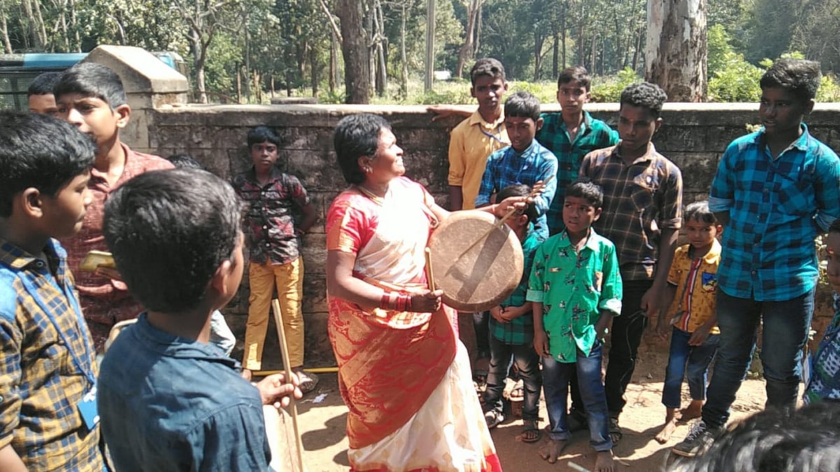 மாணவர்களுடன்  கலாவதி டீச்சர்